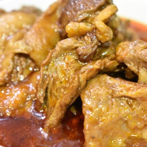 高級なお味♪神戸牛すじの赤ワイン煮込み