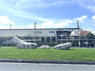 河内磐船駅のロータリーのところにあるでっかい岩のモニュメントって何だ？【古代鍛治工房の森遺跡】