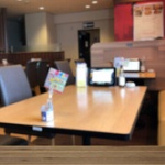 ファミレスのテーブル席で飯食って本読んでたら席譲れって言われたんやがｗｗｗｗｗｗｗ