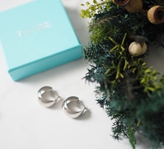 品があるけど存在感抜群、大人こそ似合う！ボリュームのあるプラチナピアス。