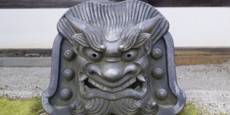 思い切って鬼門の玄関だから魔除けで玄関前に鬼瓦を置くんだけど、片流れのガルバニウムで雰囲気が合わない…