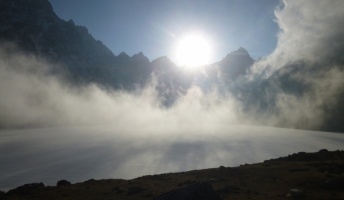 【考古学】紀元800年頃の800人分の骨が見つかったヒマラヤ山中の謎の湖、DNA分析果で謎深まる