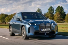 BMW、フラッグシップEV『iX』の新型発表！ 開発責任者「豚鼻グリルの存在感を減らした」