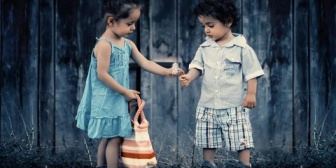 連休で激混みのコンビニに子供を3人連れた女性が来店した。好きに騒がせて何も買わずに出ていったんだけど…