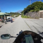 【動画】バイク乗り「警備の人が急に飛び出してきて回避したら事故った　警備員の教育不足を感じた」→警察と一緒に現場検証した結果・・・