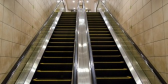 エスカレーターで皆が右に立つ中、彼「常識が無い！左に立て！左！」→後ろから歩いてくる人が居るのもお構いなしに左側に立ち…