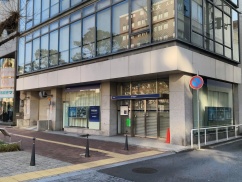 【悲報】マイナカードを作らずにいた人、銀行口座の開設で昭和へ逆戻り！！！　免許証片手に三井住友銀行の窓口へｗｗｗ