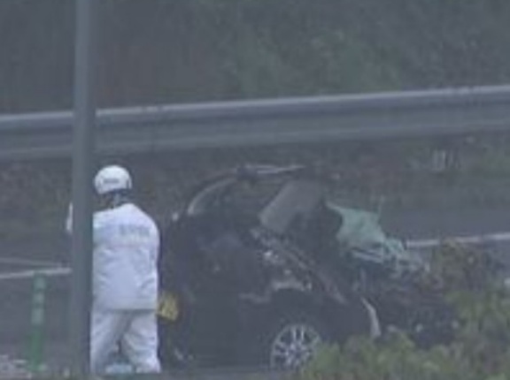 自衛隊トラックと軽乗用車正面衝突　ペチャンコに