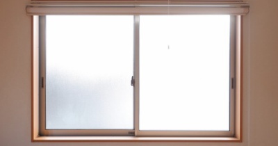 20年使ったロールスクリーン、カーテンに変える