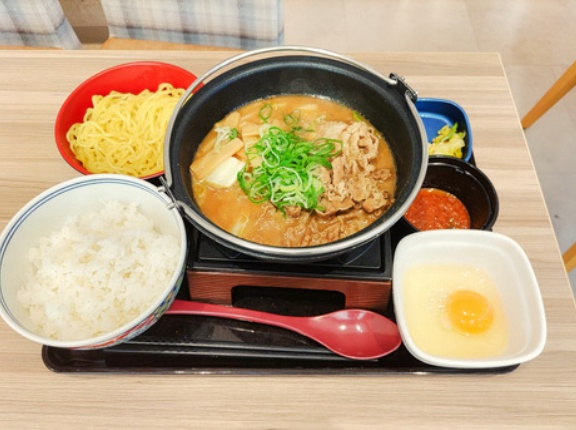 【期間限定】グツグツ煮え立つ！濃厚な旨みがたまらない！吉野家の牛肉玉ラーメン鍋膳/吉野家 四軒家店