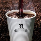 『【セコい】64歳無職男、強盗で逮捕！！100円コーヒーを購入したのに180円のカフェラテを注ぎ、コンビニ店員に咎められると殴るなどの暴行』の画像