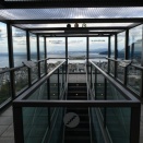 特急「かんぱち・いちろく」と別府のグローバルタワー