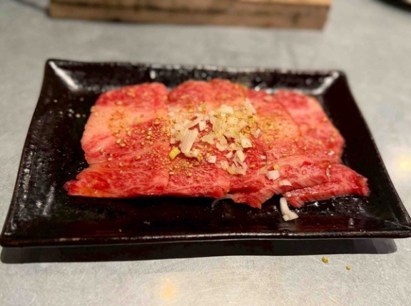 「ホルモンセンター天狗家」の『和牛カルビ』（大和市中央）【やまとぴグルメ】