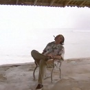 ハバナの海辺で葉巻をくゆらすライ・クーダー！