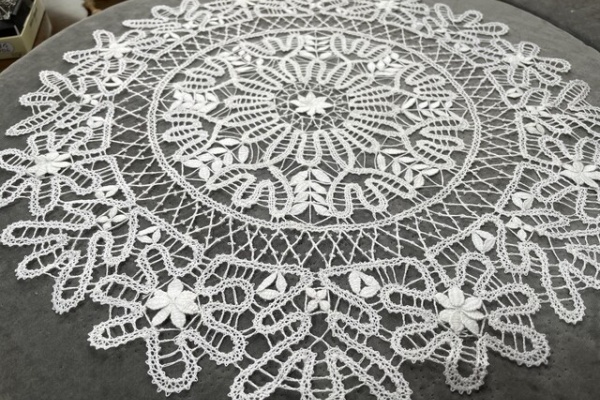 イタリア　リカミベロニカのボビンレース　額装品 memories ボビンレース テーブルセンター F6872490 約36×70cm