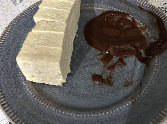 外国人「ほいよ、これが俺の急いでる時の豆腐の食べ方ね」