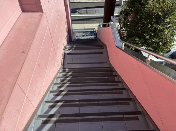 【ぬまつークイズ】この階段。どこの階段でしょーか？ヒント：リコー通り。