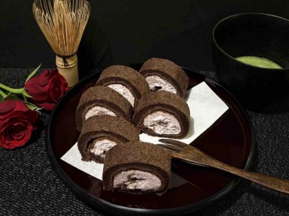 ローソン新作「パリっとしたチョコのもち食感ロール(いちごクリーム)」実食レビュー。不思議な食感がクセになる和洋スイーツ