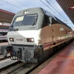 労働時間上限に達したから…運転士が突然列車から降り乗客取り残される