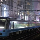 新宿を目指して新大久保付近を走行中の臨時特急「あづま（福島さくら紀行）」。