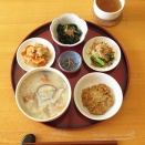 五目雑炊、ワカメの二杯酢、小松菜のお浸し、切干大根、納豆、塩昆布