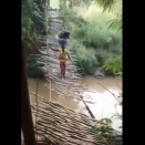 【アフリカ】危険な橋を渡る女性の映像に驚きの声！　海外の反応。