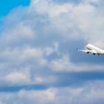 【話題】投稿に賛否「飛行機でおにぎり食べたら隣の客に睨まれた」