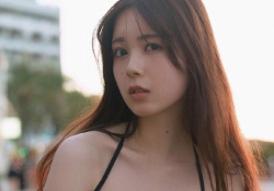 【緊急速報】筒井あやめ、Eカップ黒ビキニ(くびれ太ももあり)着弾！！！！！！！