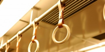 【報告者が…】女子高生グループが電車のつり革に濡れた傘をかけたりしてた。→彼女たちと同じ制服を着た女の子に「あの子達と同じ学校でしょ？マナー悪すぎ」と注意した結果…