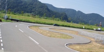 免許更新を半年以上忘れて、慌てて勉強する嫁。昨日試験を受けて、午前の学科は合格したと思ってたら、奇跡的に合格してた。