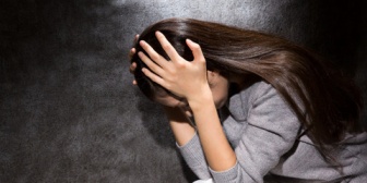 電車が止まって職場の宿直室に泊まることになる→管理会社のおじさんにお酒を勧められ…→朝起きたらそのおじさんとも違う知らないおじさんが隣で寝ていた…