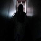 絶対目合わせたら死ぬやつだ！