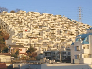【画像】横浜に要塞みたいなマンションあるよな