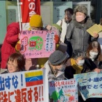 成人式会場の前で「戦争やめろ」とかやってた高齢者集団、追い出されるｗ