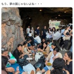 東京ディズニーシー、外国人が通路を占拠しカップラーメン等を持ち込んで食うスラム街に