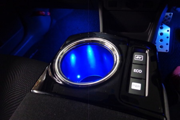 プリウスa ｌｅｄ打ち替え フットランプ ドリンクホルダーｌｅｄ施工 茨城県よりご来店 Aqua日記