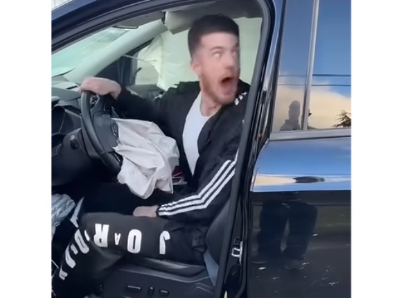 カナダで車で事故った男性がオカシクなってる映像が話題に！　海外の反応。