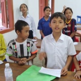 『日本語学校での歌の練習中』の画像