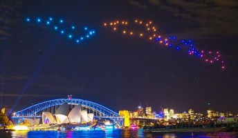 すげええええ!ドローン100機が光の舞 シドニーの夜を空彩る!…もう花火はオワコンだなw