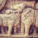 頭部を共有するゾウとウシの錯視レリーフ