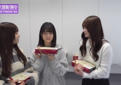 【朗報】乃木坂６期生、膨らみを弁当箱の上に載せてしまう