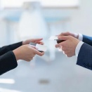 何枚も名刺を出す人って怪しく感じる話