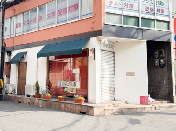 府道6号線ぞい安岡寺町と阪急高槻市駅ちかくの「bergeお菓子の木」が閉店してる。キャラクターオーダーケーキは継続