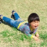 【悲報】母親に置き去りにされた子供を送りとどけた男性、通報される…