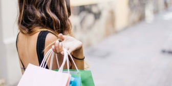 女は男を立てて3歩後ろを歩け、という「昔ながらの人」な彼。デート中に女性の荷物を持とうとしている男性を見かけると…