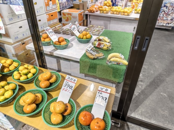 オレンジって200色あんねん。アーケード名店街にはたぶん本当にあります。（沼津市町方町）
