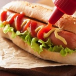 『【絶句】ホットドッグ、1個食べると36分も寿命が縮む模様・・・😰』の画像