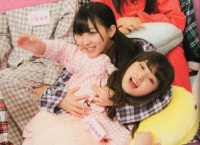 田中美久が大和田南那を後ろから…