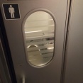 なぜ日本の新幹線の男子トイレは窓から中が見えるようになってるのか！？　海外の反応。