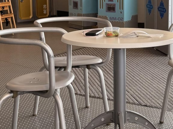 外国人「ディズニーで日本人がスマホで席キープしてた、社会が信頼で成り立ってる」